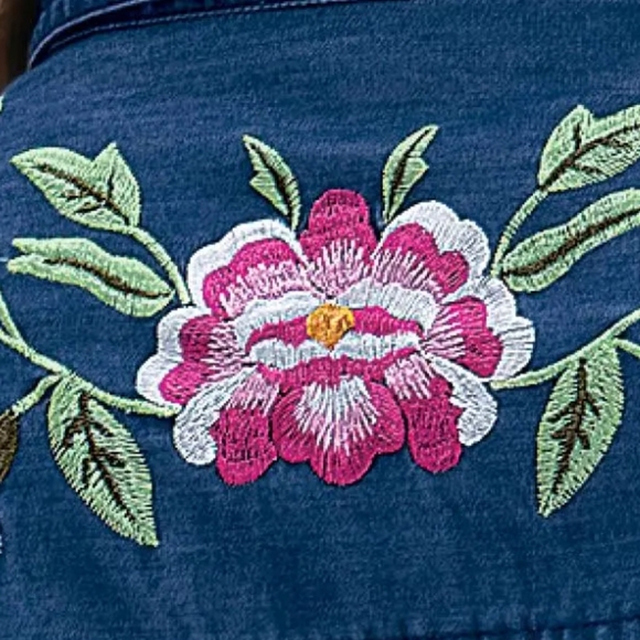 🔥 Collections Etc. Embroidered Denim Button Down Blouse Size XL - Picture 2 of 8